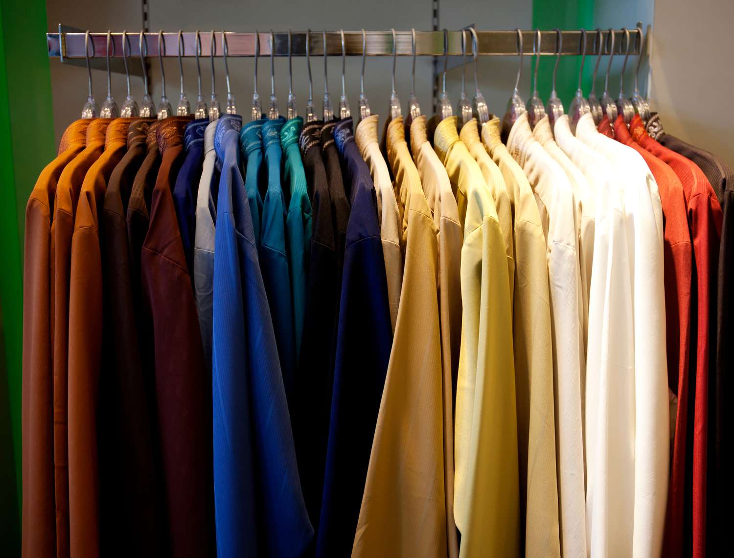 close-up-of-clothes-hanging-in-row-739240657-5a78b11f8e1b6e003715c0ec_877024.jpg